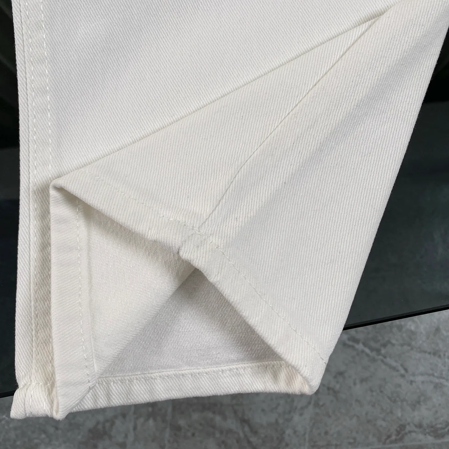 P240 chrome hearts Chrome Hearts 2025 new London limited apple green cross patch leather white jeans vi Top heavy industry fashionable design] Consistent high street luxury style creation. Speaking of this style, the Zangyin family and GU family are definitely the leading representative brands. Especially the Zangyin family has really achieved a state-of-the-art effect in creating high street style. The unique washed material is used to create this style. The color system is quite eye-catching. After it is decorated with patchwork cross flowers, it cleverly highlights the charm of the brand. Secondly, this style uses classic The classic high-waist cutting design highlights the long legs and fashionable temperament of the upper body. The brand is highly recognizable and the slim fit configuration is more suitable for daily wear. It is a product that interprets personality, fashion, and specifications at a glance. This single product is enough to make any fan excited. It can be a white T-shirt for youthful preppy style, or a tight suspender for lady style. It has strong matching ability and can be easily controlled by men.  [Materials and craftsmanship] Needless to say, this point goes without saying. As an excellent craftsman brand, Zangyin’s requirements for details and craftsmanship are really perfect. The washed color of this model has gone through so many processes, not to mention the embellishment of denim appliques. It is also purely hand-made and sewn. Just like what they believe in, only hand-made things have soul and have the meaning of wear. A top-notch heavy-duty fashionable denim item, I look forward to your perfect interpretation! !  Size:28-34